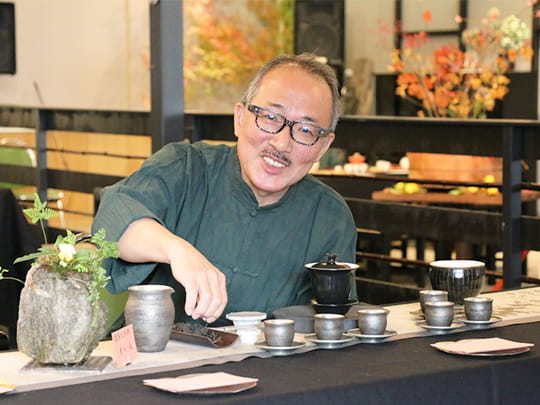 無天茶坊の店内で、台湾茶器を使ってお茶を入れる法人代表理事長