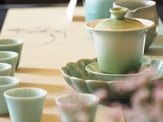 テーブルの上に綺麗に設置された、美しい薄緑色の茶器