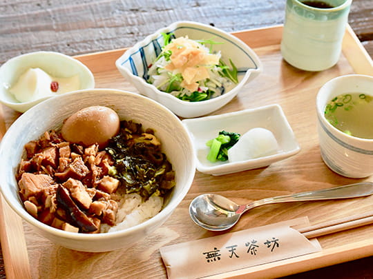 無天茶坊で提供されているルーローハンや野菜、杏仁豆腐などのランチセット
